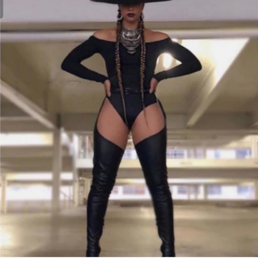 Thigh high black boots with belt - Picture 12 of 17